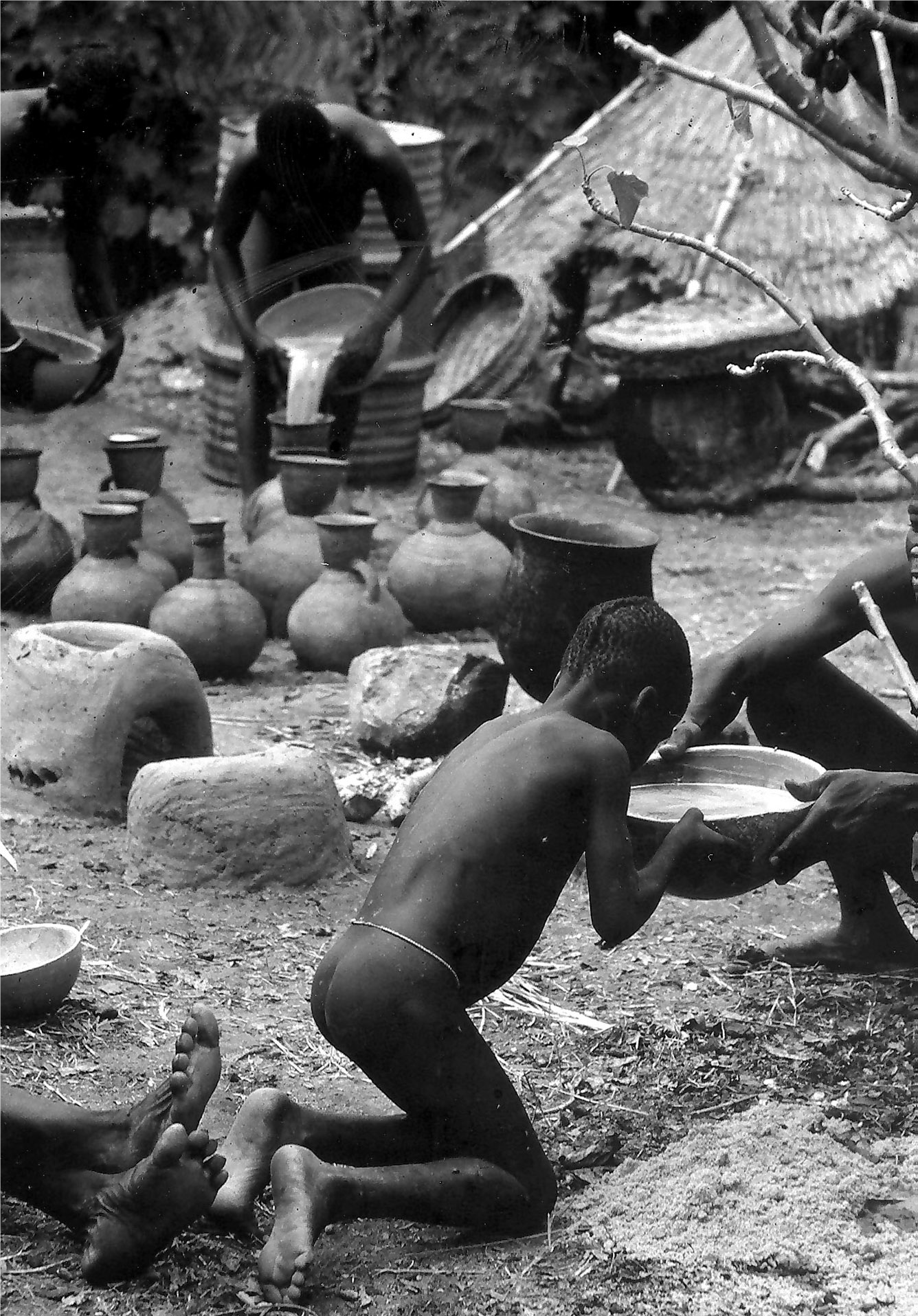 Enfant de l'ethnie Tupuri buvant de la bière. © Garine 2001.